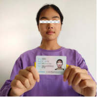 考生手持身份证照片